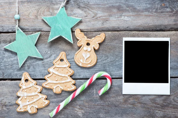 Decoraciones navideñas, dulces, galletas y fotos — Foto de Stock