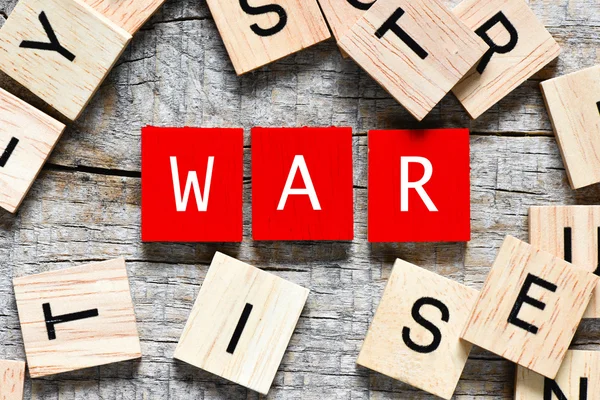 Holzbuchstaben, die Krieg buchstabieren — Stockfoto
