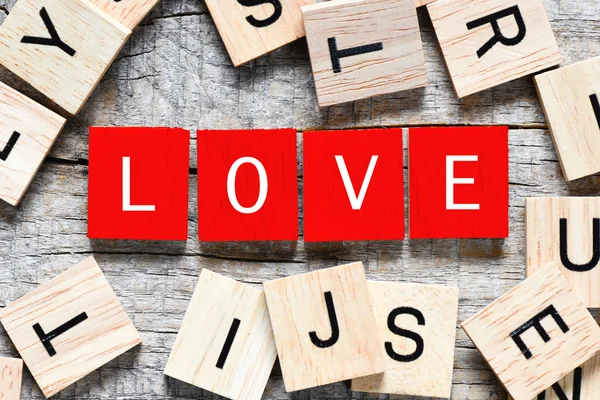 Holzbuchstaben, die Liebe buchstabieren — Stockfoto