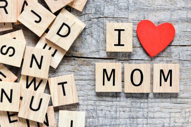 Ahşap harfler anne seviyorum