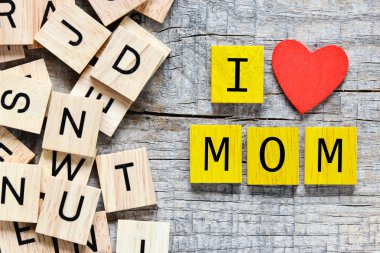 Ahşap harfler anne seviyorum