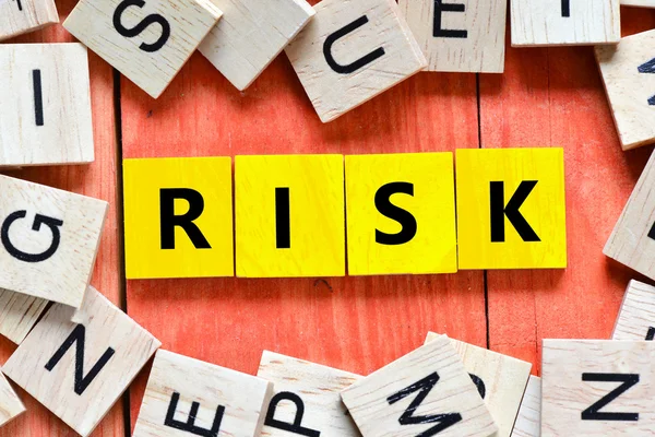 Holzbuchstaben buchstabieren Risiko — Stockfoto