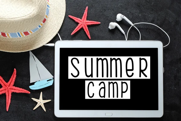 夏のキャンプとデジタル タブレット pc — ストック写真