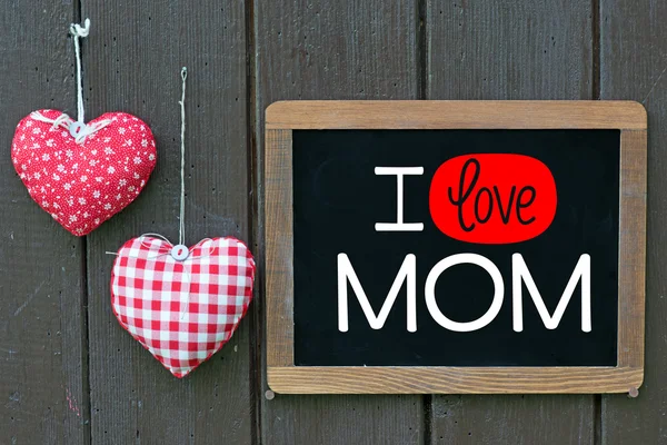 Blackboard with I love mom and hearts — Stock Photo, Image