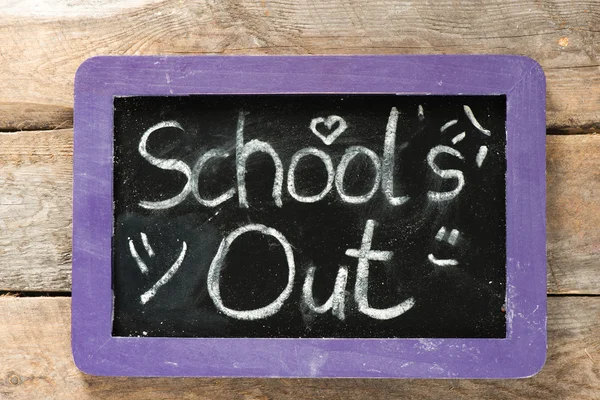 Tableau noir avec le message de sortie de l'école — Photo