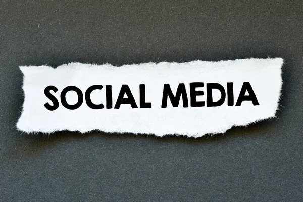 Papier blad met woorden sociale media — Stockfoto