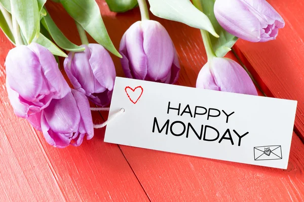 Тюльпани з щасливою карткою понеділка — стокове фото