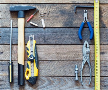 araçlar ahşap masada