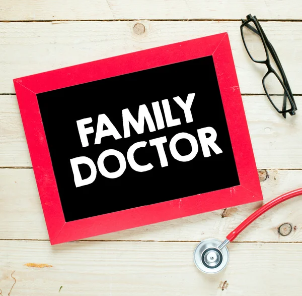 Quadro negro com inscrição de médico de família — Fotografia de Stock