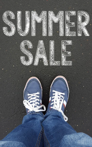 Legs with summer sale sign — Stock Photo, Image