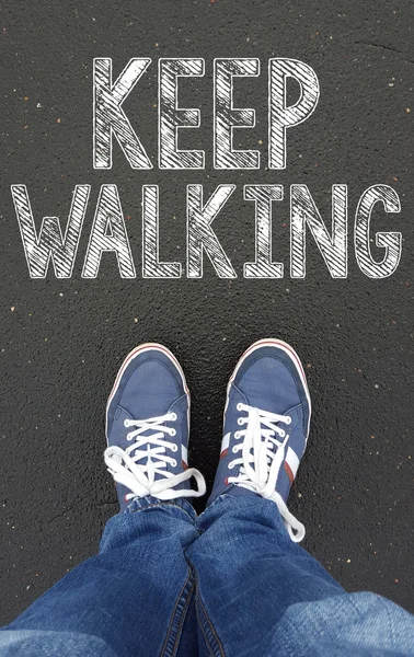 Beine mit Schild gehen weiter — Stockfoto