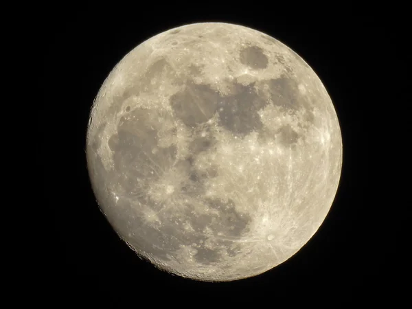 Luna nel cielo notturno buio — Foto Stock