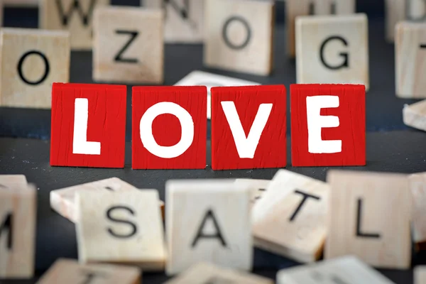 Houten brieven spelling liefde — Stockfoto