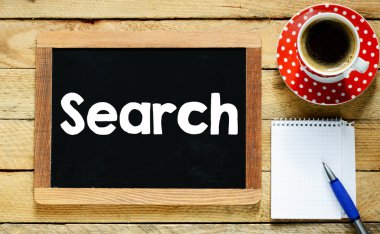 yazı tahtası üzerinde kahve ile arama