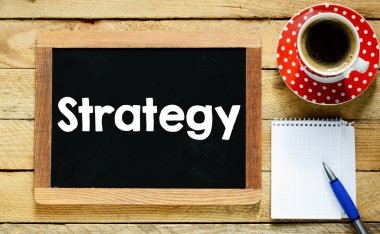kahve ile yazı tahtası üzerinde strateji