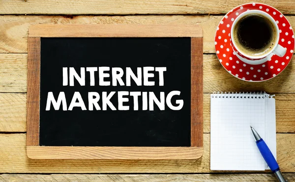 Internet marketing no quadro-negro com café — Fotografia de Stock