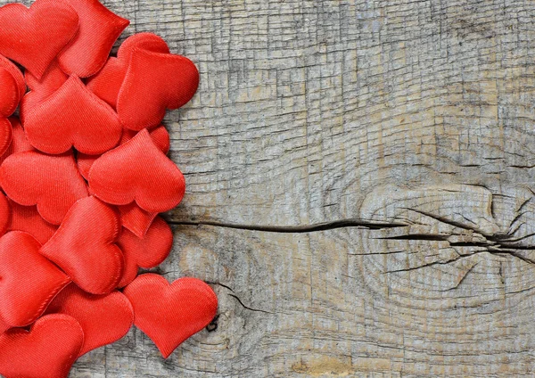 Corazones rojos sobre fondo de madera — Foto de Stock