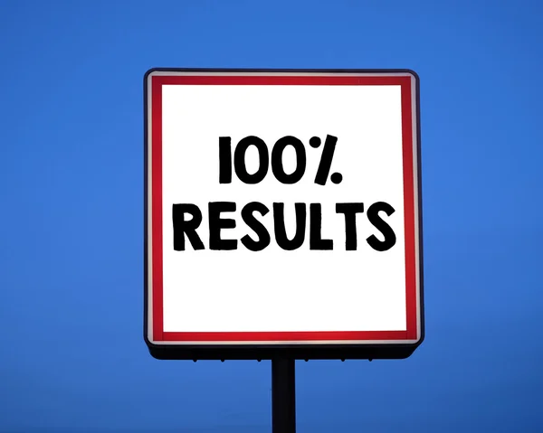 Bord met 100% resultaten inscriptie — Stockfoto