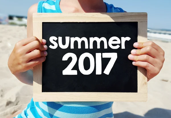 Handen met schoolbord met zomer 2017 — Stockfoto