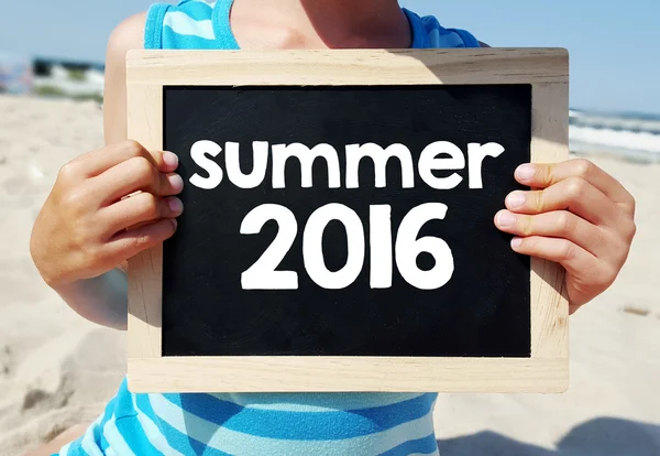 Handen met schoolbord met zomer 2016 — Stockfoto