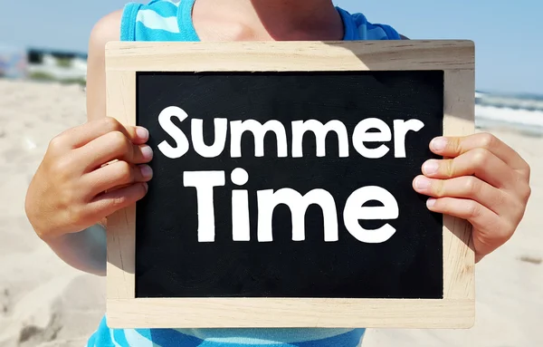 Handen met bord met de zomer — Stockfoto