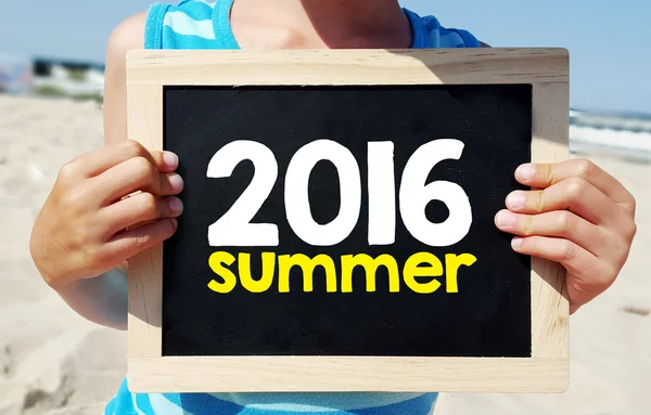 Hands holding blackboard with   summer 2016 — Stock Photo, Image