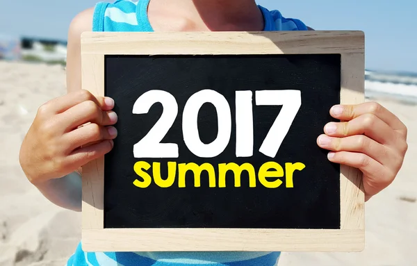 Handen met schoolbord met zomer 2017 — Stockfoto