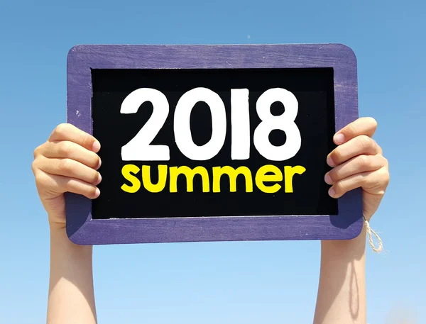Mains tenant le tableau noir avec l'été 2018 — Photo