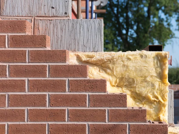 Edificio con aislamiento de pared de cavidad — Foto de Stock