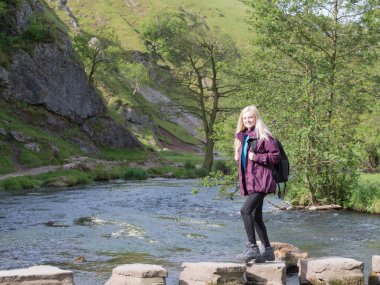 genç kadın Dovedale içinde hiking