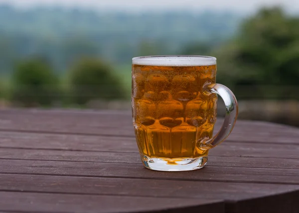 Pint of beer in beer garden — Stock Photo, Image