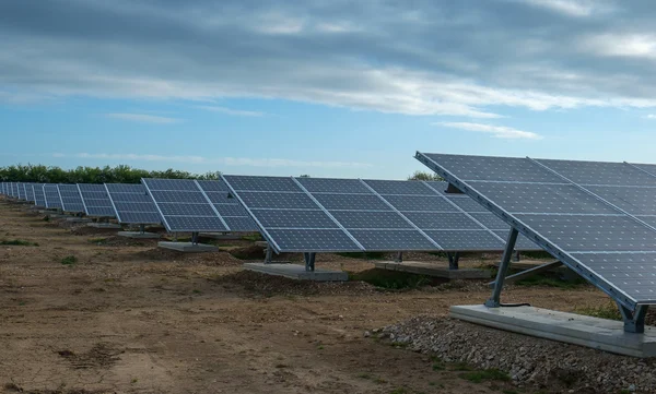 Granja solar cielo nublado —  Fotos de Stock