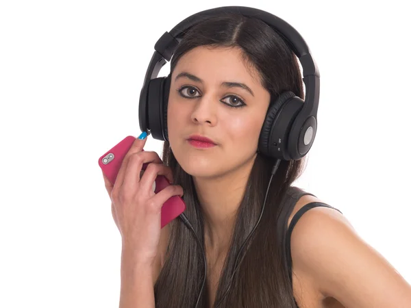 Mujer joven usando el teléfono móvil para escuchar música — Foto de Stock
