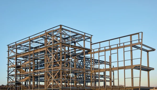 Edificio enmarcado de acero en construcción —  Fotos de Stock