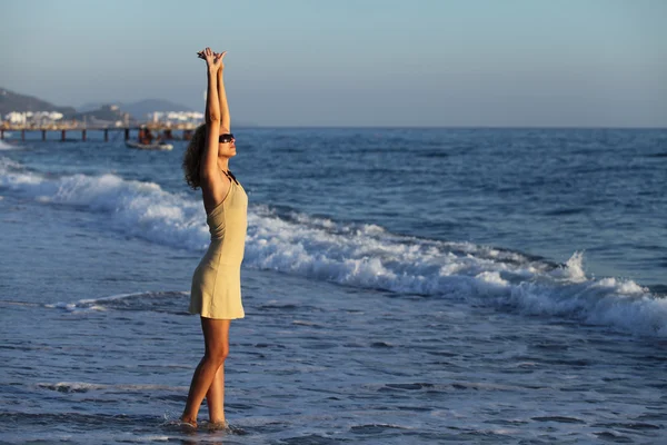 Deniz suyu üzerinde güzel ve genç birbayan. Sakin ol, tatil — Stok fotoğraf