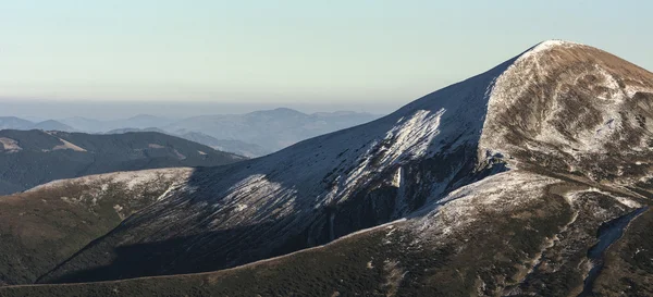 Montaña cubierta de nieve en medio —  Fotos de Stock