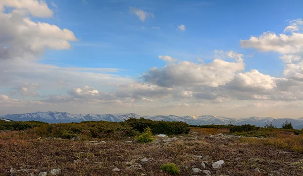 Nubes que fluyen sobre la meseta —  Fotos de Stock