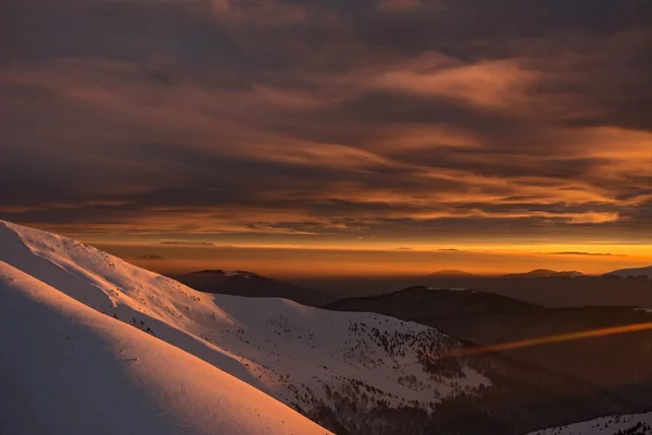 Puesta de sol sobre montañas con rayos de sol —  Fotos de Stock