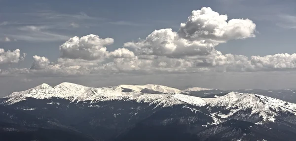 Nevadas montañas de invierno con nubes —  Fotos de Stock