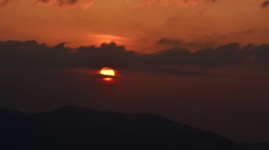 Dağ vadisinde gün batımının son günü.