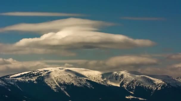 Laps Temps Nuages Déplaçant Dessus Des Montagnes Enneigées — Video