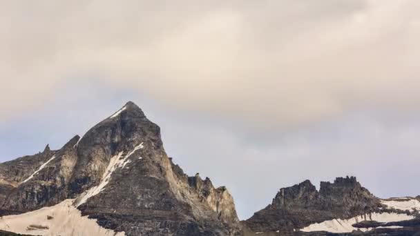 Lapso Tiempo Nubes Moviéndose Alrededor Acantilado Montaña — Vídeos de Stock