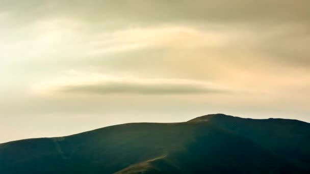 Dağ Çayırında Hareket Eden Bulutların Sürati — Stok video
