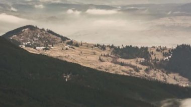 Dağ çayırında hareket eden bulutların sürati