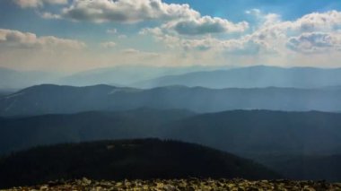 Tepelerin üzerinde hareket eden bulutların zaman akışı 