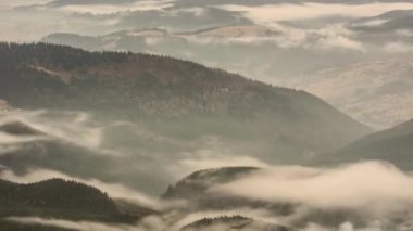 Dağ vadisinde hareket eden bulutların hızlanması