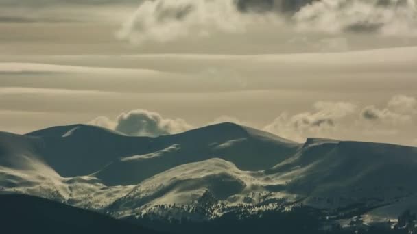 Laps Temps Nuages Déplaçant Sur Les Montagnes Enneigées — Video