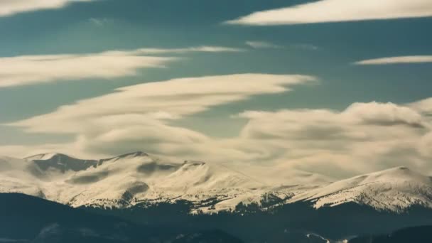 Karlı Dağların Üzerinde Hareket Eden Bulutların Hızlanması — Stok video