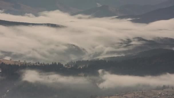 Dağ Vadisinde Hareket Eden Bulutların Hızlanması — Stok video