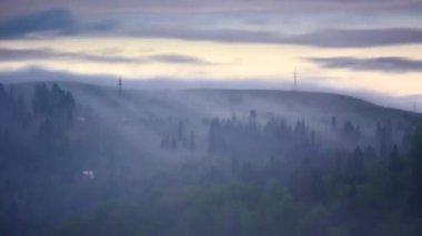 Odunsu tepelerde hareket eden bulutların hızlanması